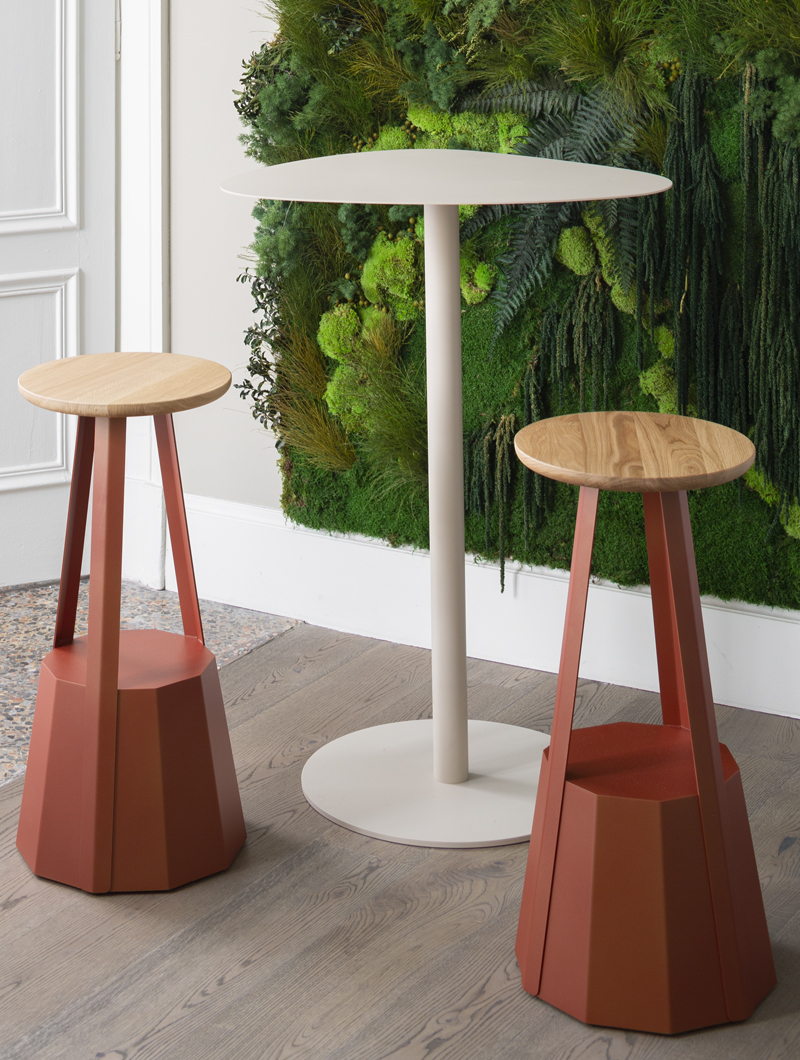 Tabouret haut Ankara en acier avec assise en chêne par Constance Guisset x Matière grise